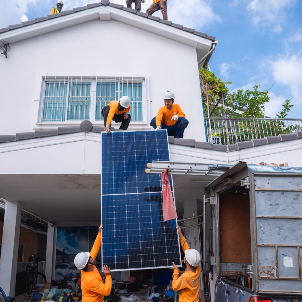 ผู้หญิงกำลังคำนวณค่าไฟ