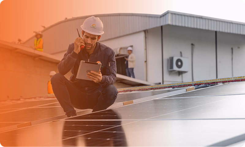 พนักงาน SPC กำลังติดตั้งแผงโซลาร์เซลล์